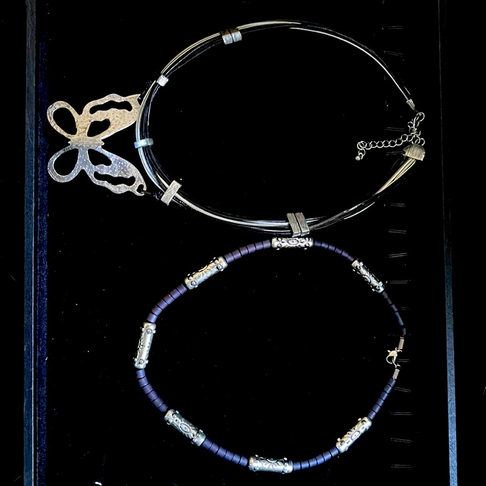Lot of 2 black and silver necklaces